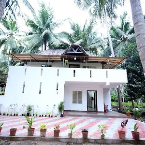 Villa Satya Farm House à Amalāpuram Exterior photo