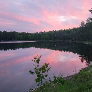 Villa Charming Chalet On The Lake à Otter Lake Exterior photo