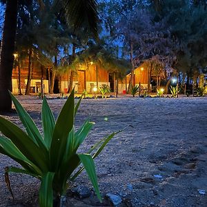 Sand Dune Beach Resort & Surf Camp Baie d'Arugam Exterior photo