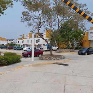 Villa Relajacion Sercas Del Aeropuerto à Santa María Huatulco Exterior photo