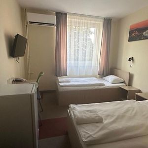 Bed and Breakfast Free Parking, Free Breakfast, Only 15 Minutes To City Center à Budapest Exterior photo