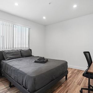 Spacious Bedroom With Shared Bathroom Los Angeles Exterior photo