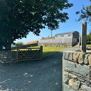 Villa Bay View Shepherds Hut With Hot Tub à Llanfair Exterior photo