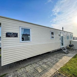 Superb 8 Berth Caravan, Close To Amenities At Caister Beach Ref 30073F Great Yarmouth Exterior photo