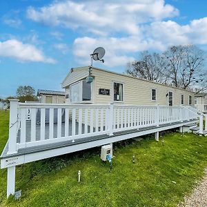 Hotel Lovely Caravan With Decking And Free Wifi In Lowestoft Ref 12106B Exterior photo