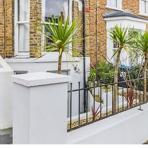 Appartement Stunning, Stylish Garden Flat In The Heart Of Wimbledon à Londres Exterior photo