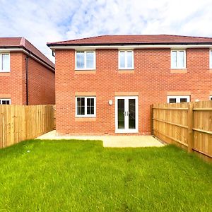 Brand New 4 Bedroom House With Garden And Free Parking West Bromwich Exterior photo