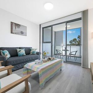 Sunny Three-Bedroom Apartment In Rouse Hill Kellyville Exterior photo