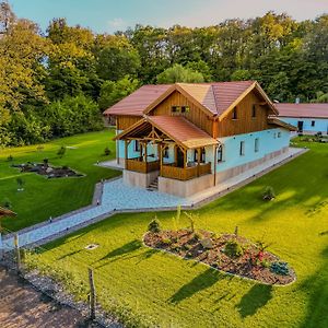 Bed and Breakfast Banyahegyi Erdei Nyugalom Es Wellness Erdesz & Vadaszhaz à Tardos Exterior photo