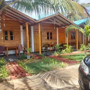 Hotel Dots Bey Beach Cabana Uppuveli à Trincomalee Exterior photo