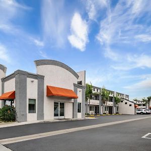 Solara Inn And Suites Anaheim Exterior photo