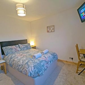 Double Room, Large Tv, With Great Transport Links Bolton Exterior photo