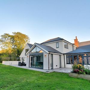 Villa Stunning Large House In Green Dunmow à Felsted Exterior photo