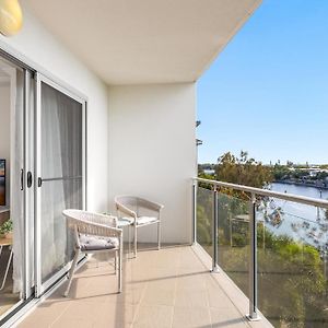 Appartement Birtinya 1-Bed With Canal Views And Pool à Kawana Waters Exterior photo