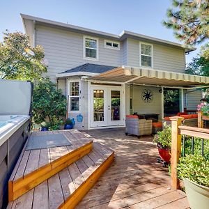 Spacious Home With Hot Tub And Deck In Medford! Exterior photo