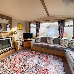 Hotel Superb 8 Berth Caravan At Caldecott Hall Country Park, Norfolk Ref 91055C à Great Yarmouth Exterior photo