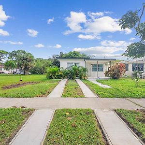 Remodeled 3 Bed 1 Bath Home Near Beach With Game Room! Fort Pierce Exterior photo