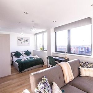 Appartement Stylish Studio Apt Overlooking Old Trafford à Manchester Exterior photo