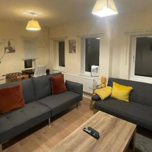 Appartement Cosy House- Sleeps 7 Centrally Located Free Parking, Fast Wifi Smart Tv With Sky And Netflix Business Travellers Relocators Leisure Welcome à Shenley Church End Exterior photo