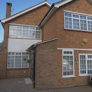 Appartement Modern House In Greater London à Sunbury-on-Thames Exterior photo