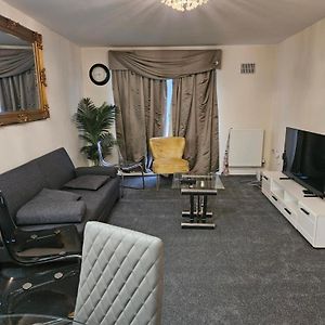 Appartement Lux Den Close To M1! Netflix , Parking & Broadband à Milton Keynes Exterior photo