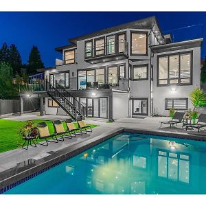 Luxury Large Modern Home With Pool West Vancouver Exterior photo