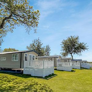 Hotel Orchards Holiday Park à Newbridge  Exterior photo