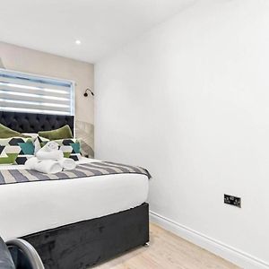 Appartement Flat - Sleeps 3 - Links To Central Ldn & Airport à Cowley  Exterior photo