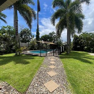 Villa Tropical Family Beach House à Holloways Beach Exterior photo