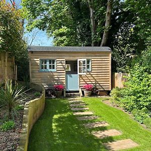 Bed and Breakfast Shepherd'S Hut At The Granary à Steyning Exterior photo