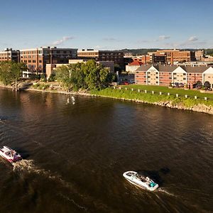 Hotel Courtyard La Crosse Downtown/Mississippi Riverfront Exterior photo