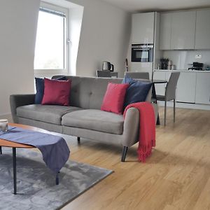 Near Watford, 2 Bed, 2 Bath - 5 Mins Walk To Tube Station - Free Parking - Netflix & Sky - Watford Fc - Warner Bros Studio, Harry Potter And London - Big Savings On Long Stays Rickmansworth Exterior photo