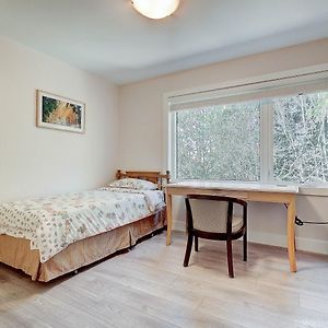 A Girl'S Homestay Room West Vancouver Exterior photo