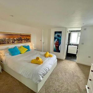 Kingsize Master Bedroom With En St Ives Exterior photo