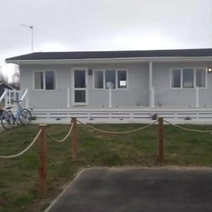 Villa Charming Chalet On A Fantastic Holiday Park In Lowestoft Ref 12077B Exterior photo