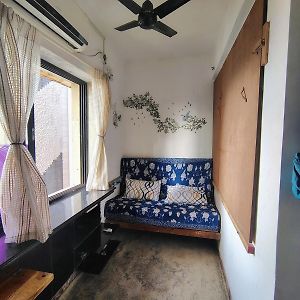 Cozy Tiny Home Camper Van Styled Bombay Exterior photo