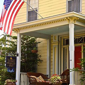 Yankee Peddler Inn Tour de Tour de Newport Exterior photo