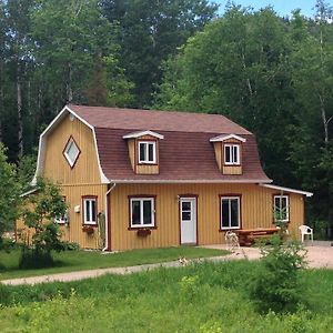 Hotel Grangette Entre Chiens et Loups à LʼAnse-Saint-Jean Room photo