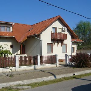 Hotel Csipkehaz Apartman à Cserkeszőlő Exterior photo