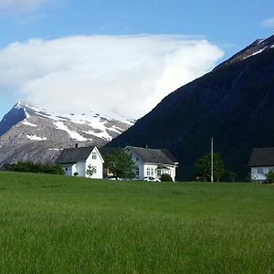 Bed and Breakfast Donhaug Gjestegard à Uskedalen Exterior photo