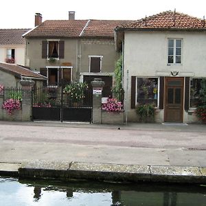 Hôtel Chez Monique à Doulaincourt-Saucourt Exterior photo