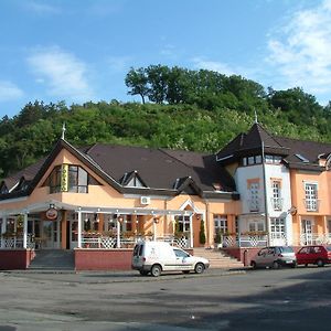 Hôtel Galcsik Fogado à Salgótarján Exterior photo