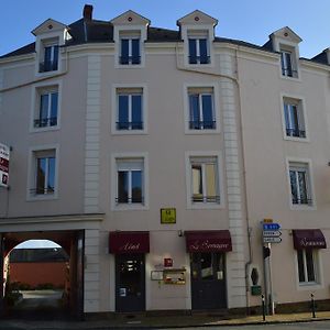 Hotel Logis Le Bretagne à Sillé-le-Guillaume Exterior photo