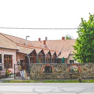 Hotel Borostyánkert Étterem&Vendégház à Sitke Exterior photo