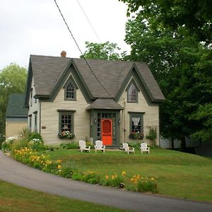 Fisherman'S Daughter B&B Mahone Bay Exterior photo