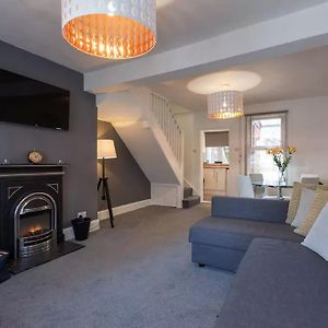 Hastings House - Modern 2 Bedroom House In Central Luton & Near Airport Exterior photo