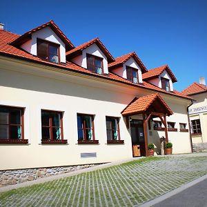 Hotel Penzion U Rudolfu à Vlasenice Exterior photo