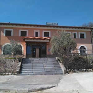 Hotel Hostal Miraflor De Las Cadenas à Cuacos De Yuste Exterior photo