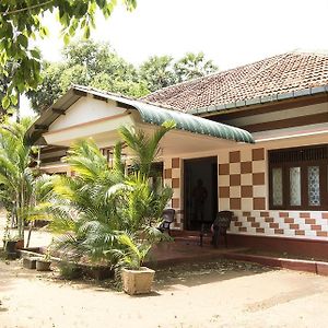 Hotel Neem Beach House à Trincomalee Exterior photo