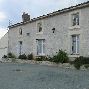 Maison d'hôtes Les Puvinieres à Breuil-Barret Exterior photo